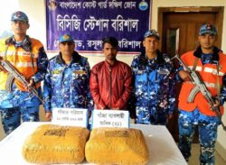 বরিশালে কোস্টগার্ডের অভিযানে বিপুল পরিমানে গাঁজাসহ মাদক কারবারি আটক। দখিনের সংবাদ