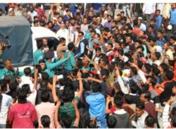 বরিশালে ১০ টাকার জন্য দাঁড়ি টেনে মারধর: সংঘর্ষে পুলিশসহ আহত ৫