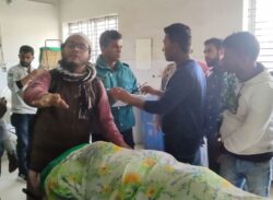 শেরে বাংলা মেডিকেলে বকশিশ না দেওয়ায় জোটেনি ট্রলি, বিনা চিকিৎসায় নারীর মৃত্যু