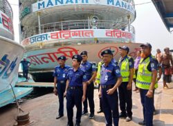 জনসাধারণের নির্বিঘ্নে চলাচলে নগরীর লঞ্চঘাটে নৌ পুলিশের তৎপরতা