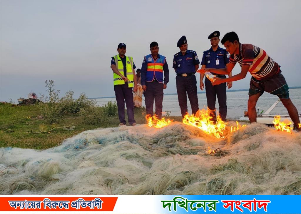 বরিশালে নৌ পুলিশের অভিযানে অবৈধ জাল ও জাটকা জব্দ।