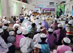 চরমোনাইতে ৩৫০ পরিবার পেলো ঈদ উপহার