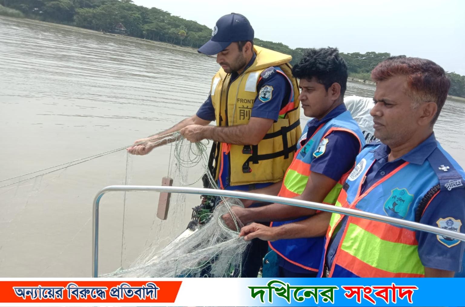 নৌ পুলিশ বরিশাল অঞ্চলের অভিযানে বিপুল পরিমান অবৈধ জাল জব্দ, গ্রেফতার ৭