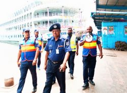 বরিশাল নৌবন্দরে অপ্রীতিকর ঘটনা এড়াতে তৎপর নৌ পুলিশ