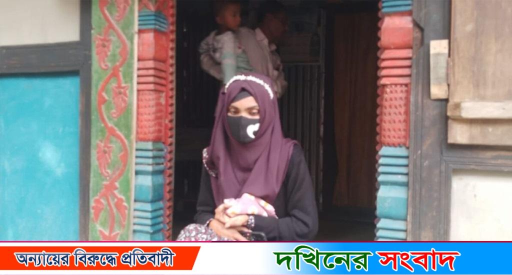 পটুয়াখালীতে বিয়ের দাবিতে প্রেমিকের বাড়িতে প্রেমিকার অনশন