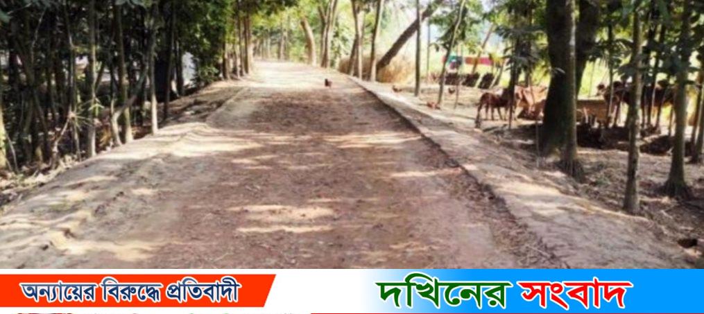 আমতলীতে দেড় বছরেও শেষ হয়নি সড়কের কাজ, বিল তুলে লাপা*ত্তা ঠিকাদার