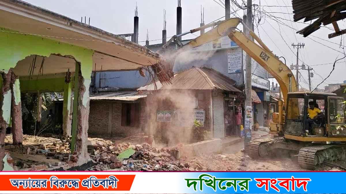 পটুয়াখালীতে আ.লীগের কার্যালয় ভেঙে সরকারি জমি দখলমুক্ত