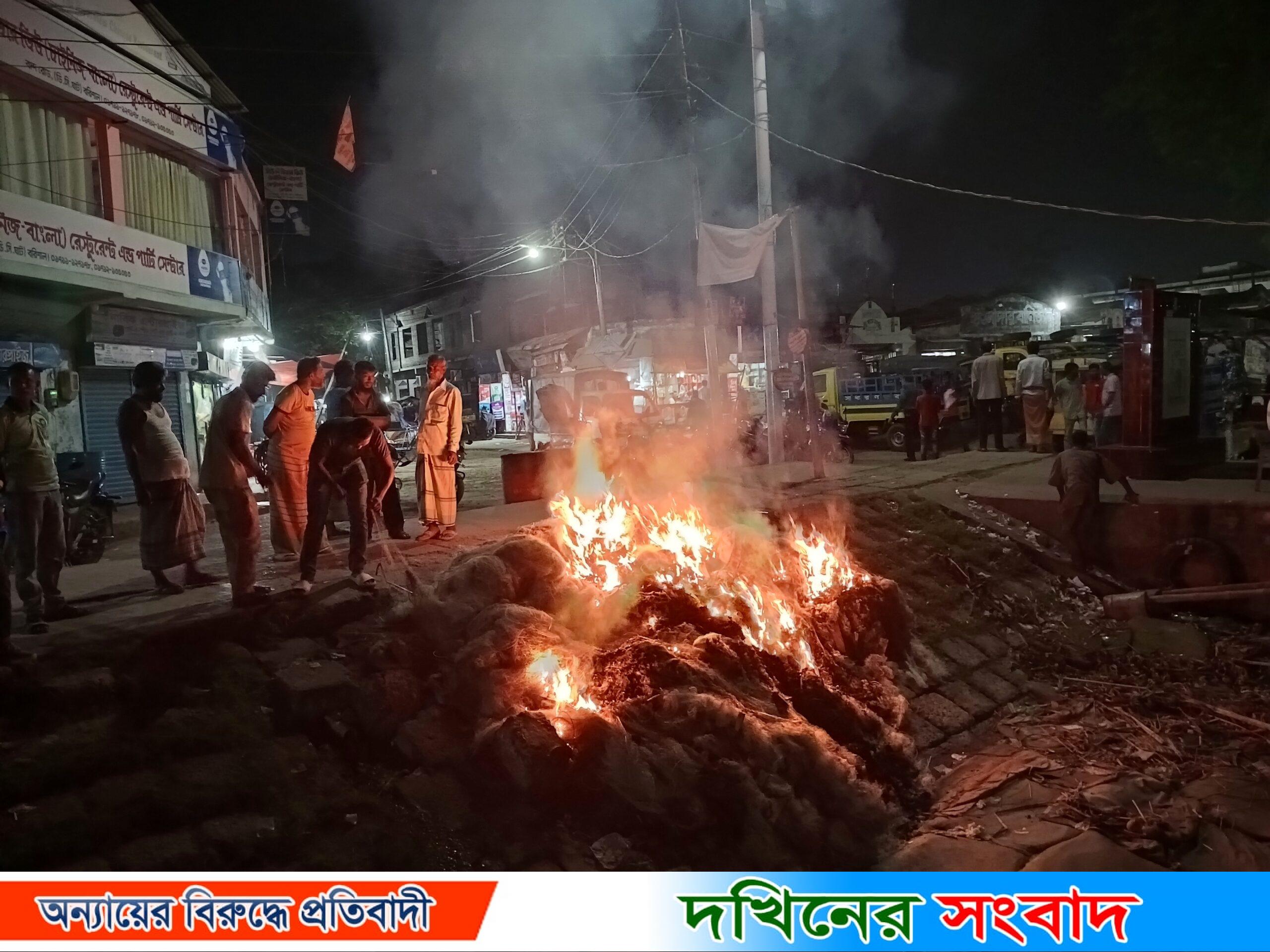 বরিশালে জনসমাগমস্থলে জব্দকৃত জাল পুড়িয়ে পরিবেশ আইন অমান্য করেছেন ইউএনও !