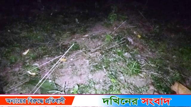 বরিশালে ভাইয়ের কবরে ঝাড়ুপেটা করলো ছোট ভাই!