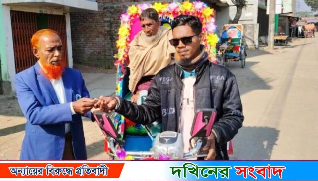 বৈষম্যবিরোধী আন্দোলনে চোখ হারানো পটুয়াখালীর সাইদুল পেল রিকশা