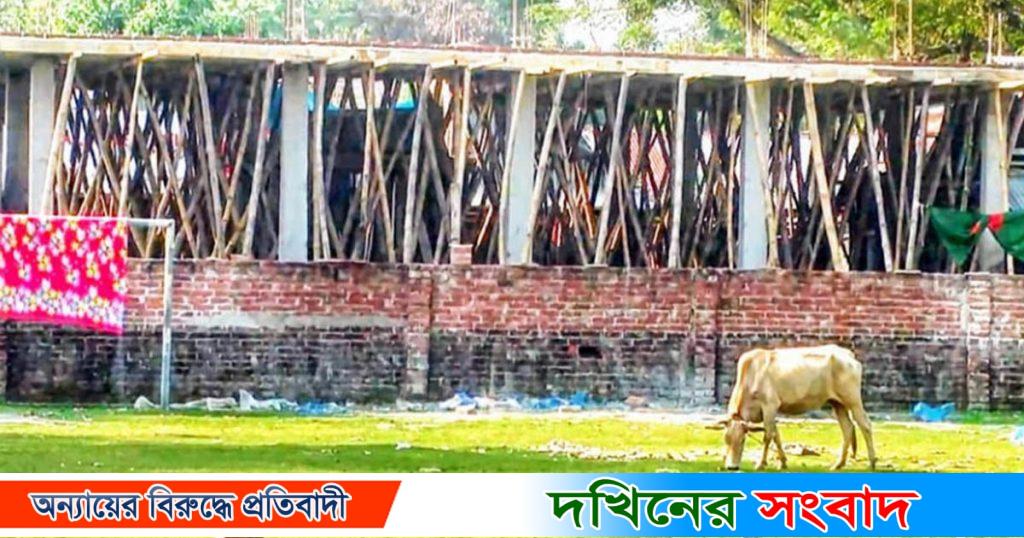 বরিশালে কলেজের খেলার মাঠ দখল করে মার্কেট নির্মাণ