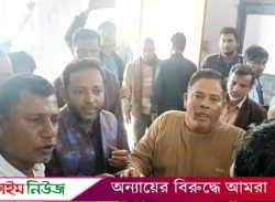 বরিশালে এডহক কমিটি নিয়ে দুই পক্ষের হট্টগোল, প্রধান শিক্ষককে চাপ প্রয়োগ