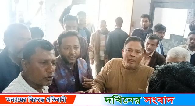বরিশালে এডহক কমিটি নিয়ে দুই পক্ষের হট্টগোল, প্রধান শিক্ষককে চাপ প্রয়োগ