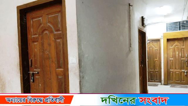 বরিশালে গণশৌচাগার দখল করে আ.লীগ-যুবদল নেতার ব্যক্তিগত ‘ল’ চেম্বার!