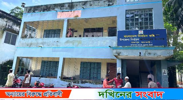 ঝালকাঠিতে ঘুষ না পেয়ে যুবককে ঘাড় ধাক্কা দিয়ে বের করে দিলেন নির্বাচন অফিসার!