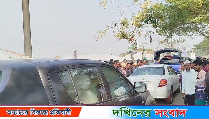 পটুয়াখালীতে প্রকল্প পরিচালকের গাড়িবহর আটকে দিল বিক্ষোভকারীরা
