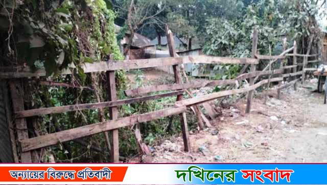 গৌরনদীতে সরকারি খালে বেড়া দিয়ে দখল করার অভিযোগ