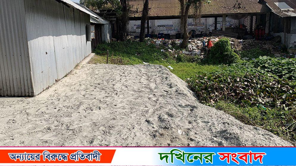 বরিশালে সরকারি পুকুর ভরাট করে দোকান করেছেন স্বেচ্ছাসেবক লীগ সভাপতি