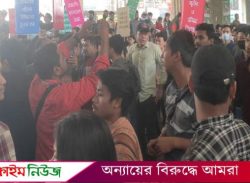 পাঠ্যপুস্তক বোর্ডের সামনে শিক্ষার্থীদের দুই পক্ষের সং.ঘ.র্ষ