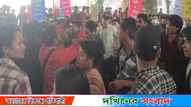 পাঠ্যপুস্তক বোর্ডের সামনে শিক্ষার্থীদের দুই পক্ষের সং.ঘ.র্ষ