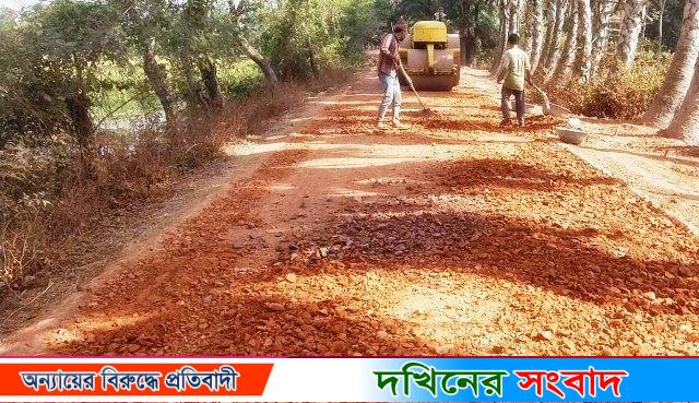 আমতলীতে নিম্নমানের নির্মাণ সামগ্রী দিয়ে সড়ক নির্মাণ, ব্যবস্থা নিচ্ছে না প্রকৌশলী!