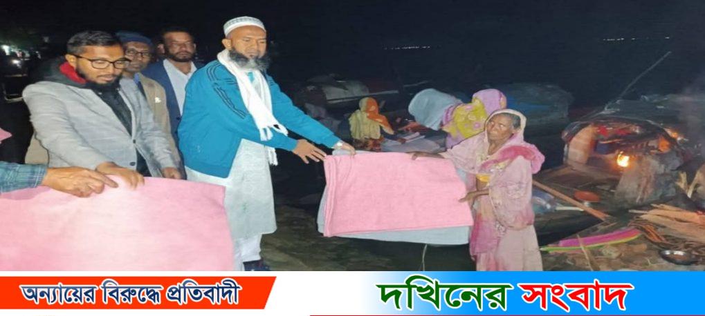 বেদে সম্প্রদায়ের মাঝে ইউএনওর শীতবস্ত্র বিতারণ