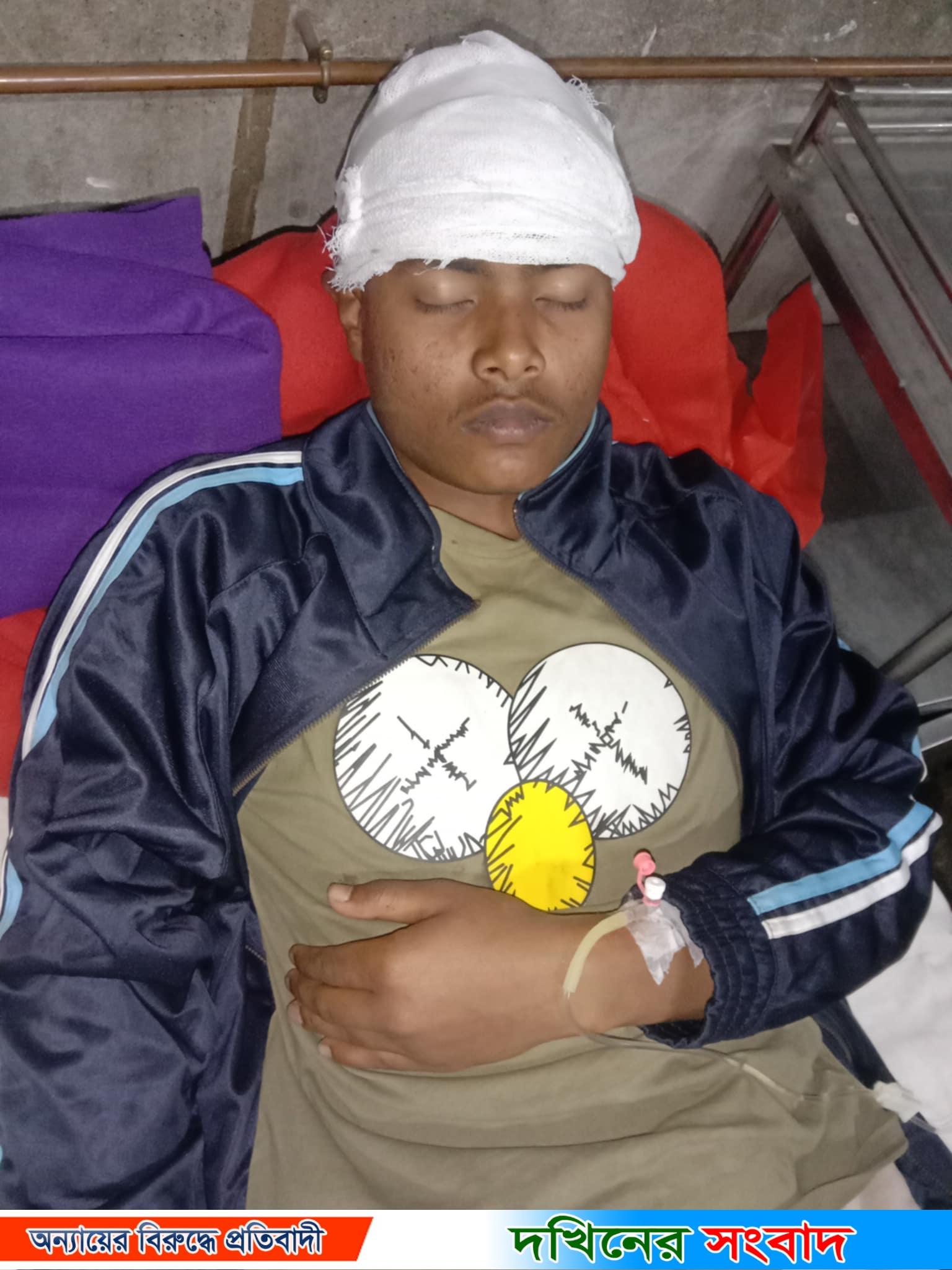 বাকেরগঞ্জে সাবেক আওয়ামী লীগ নেতার হামলায় কলেজ ছাত্র জখম , হাসপাতালে ভর্তি