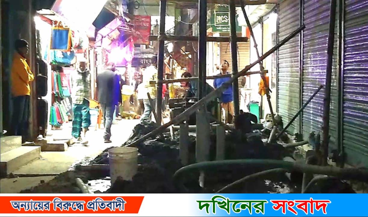 নীতিমালা তোয়াক্কা না করে সড়কে বসানো হলো নলকূপ, সরঞ্জামাদি জব্দ করলো সিটি করপোরেশন।