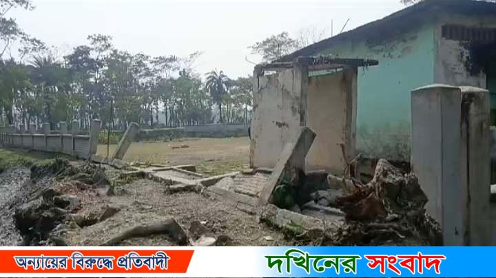 ঘূর্নিঝড়ে বরাদ্দের টাকা আত্নসাতের অভিযোগ প্রধান শিক্ষকের বিরুদ্ধে