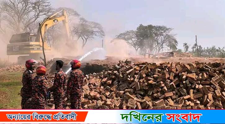 পিরোজপুরে ৫ অবৈধ ইটভাটা গুঁড়িয়ে দিল প্রশাসন, একটি বন্ধ ঘোষণা