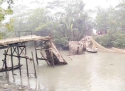 বরগুনায় ব্রিজ ভেঙে ১০ গ্রামের মানুষের দুর্ভোগ চরমে