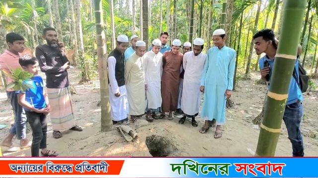 ভোলায় রাতের আঁধারে ৫ কবরের লাশ-কাফনের কাপড় চুরি