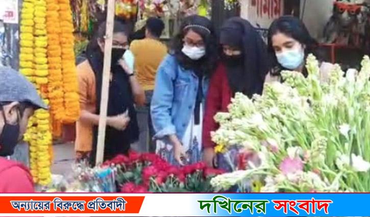 বসন্ত-ভালোবাসা দিবস ঘিরে বরিশালে ফুলের দোকানে ভিড়