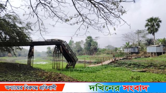 আমতলীতে ইজিবাইকের চাপে ভেঙ্গে পড়লো দুই কোটি টাকার সেতু