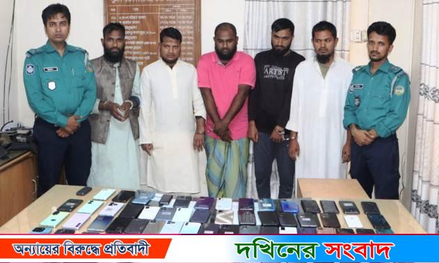 চরমোনাই মাহফিল থেকে চু’রি হওয়া ৬৪ মোবাইলসহ চো’র চক্রের ৫ সদস্য আটক