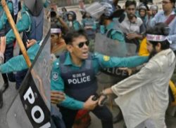 শিক্ষকের উপর পুলিশের লাঠি চা.র্জের প্রতি.বাদে সারাদেশে সকল শিক্ষা প্রতিষ্ঠানে কর্ম বিরতি