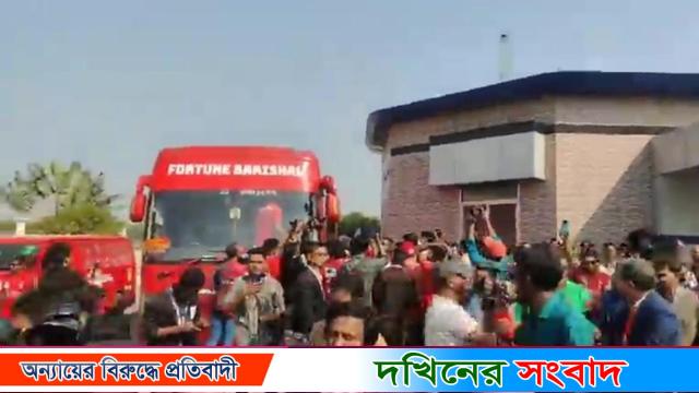 লঞ্চে নয়, বিমানে চড়ে ট্রফি নিয়ে বরিশালে তামিমরা