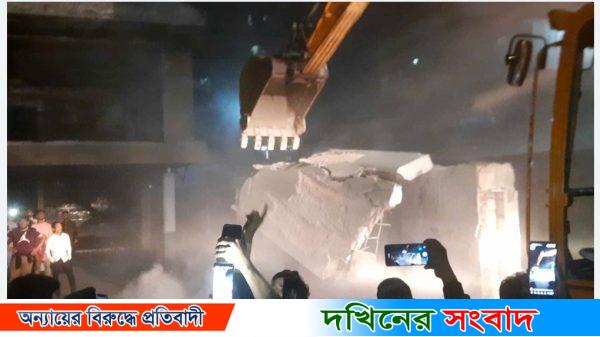 বুলডোজার দিয়ে গুঁড়িয়ে দেওয়া হচ্ছে ‘শেখ বাড়ি