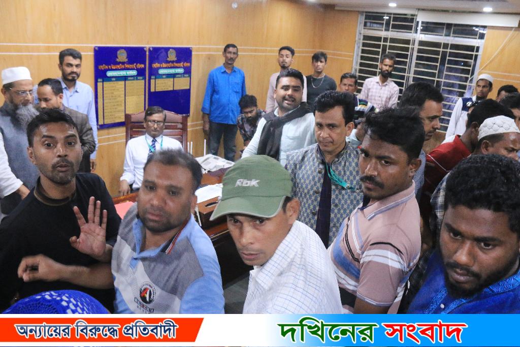 বিএনপি নেতাকে স্কুল কমিটির ১ নম্বরে না রাখায় বরিশাল শিক্ষা বোর্ডের চেয়ারম্যান অবরুদ্ধ