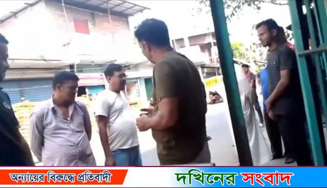 উজিরপুরে দোকান নির্মাণ কাজ বন্ধ করতে গিয়ে ভাতিজার তোপের মূখে বিএনপি নেতা
