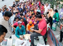 বরিশালে লম্বা হচ্ছে টিসিবির লাইন, খালি হাতে ফিরছেন অনেকে