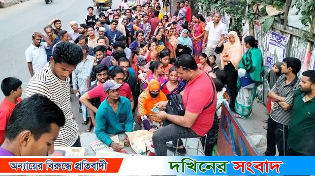 বরিশালে লম্বা হচ্ছে টিসিবির লাইন, খালি হাতে ফিরছেন অনেকে