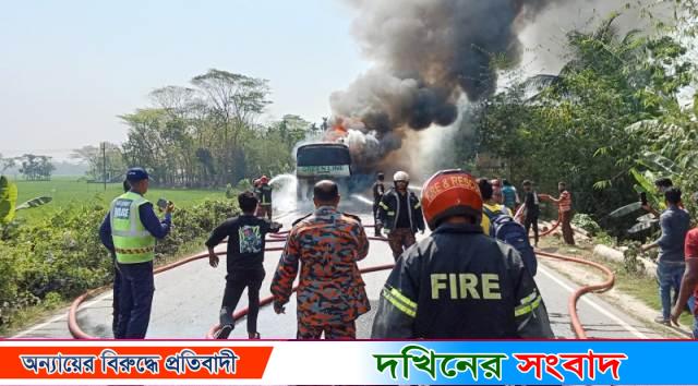 বরিশালে চলন্ত গ্রীন লাইন পরিবহনে ভয়াবহ অগ্নিকাণ্ড