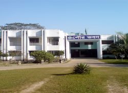 গৌরনদী পৌরসভায় ঢুকে কর্মচারীর ওপর বিএনপি নেতার হামলা