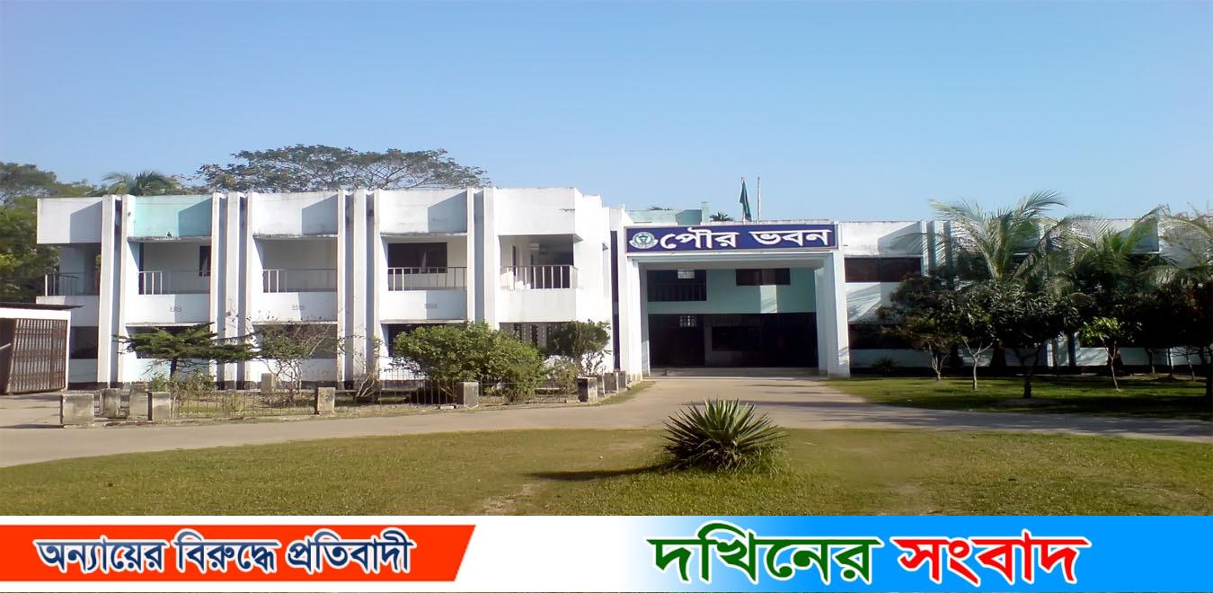 গৌরনদী পৌরসভায় ঢুকে কর্মচারীর ওপর বিএনপি নেতার হামলা