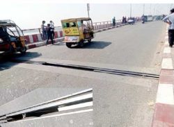 দপদপিয়া সেতুর দুই স্পানের মাঝখানের লোহার পাত খুলে নিয়েছে দুর্বৃত্তরা *ঝুঁকি নিয়ে যানবাহন চলাচল