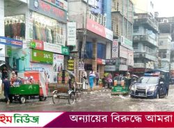 নিম্নচাপের প্রভাবে বরিশালে ১৪১ মিলিমিটার বৃষ্টিপাত রেকর্ড, সড়কে হাঁটুপানি