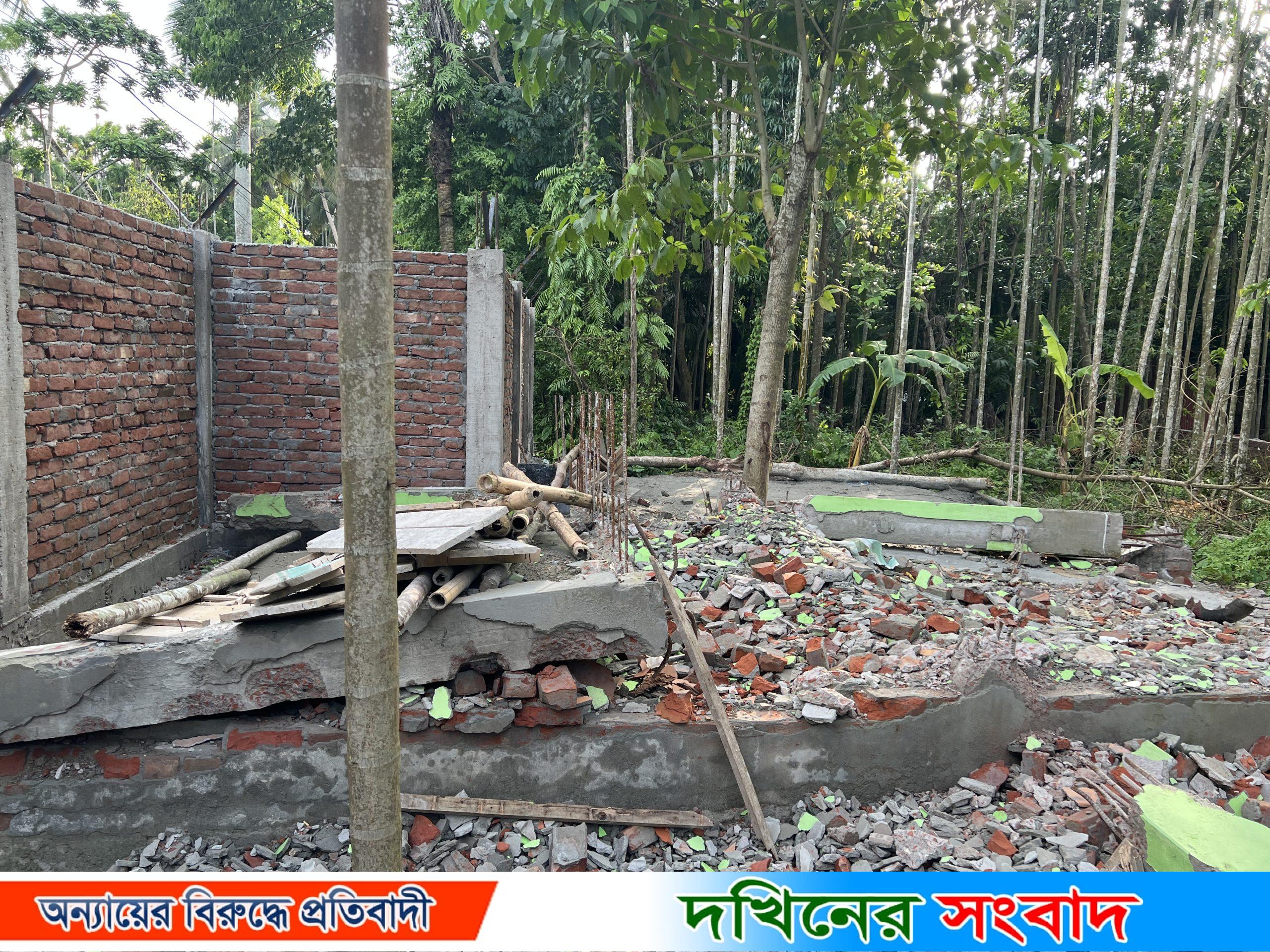 বরিশালে শারীরিক প্রতিবন্ধী ভাইয়ের দোকান ভাংচুর করে জমি দখল! থানায় অভিযোগ
