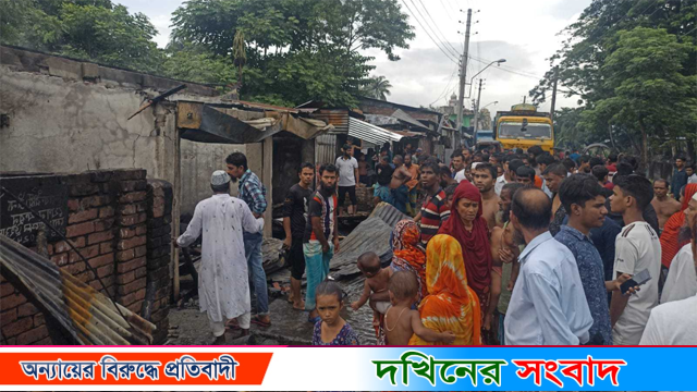 বরিশালে ভয়াবহ আগুনে পুড়ে ছাই ৪ দোকান-বসতবাড়ি
