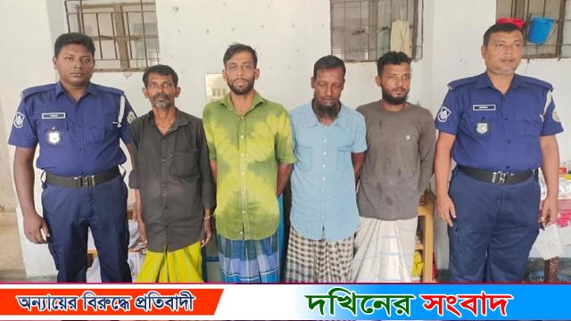 কুয়াকাটায় গাঁজা সেবনের অপরাধে চারজনের ১৪ দিনের কারাদণ্ড